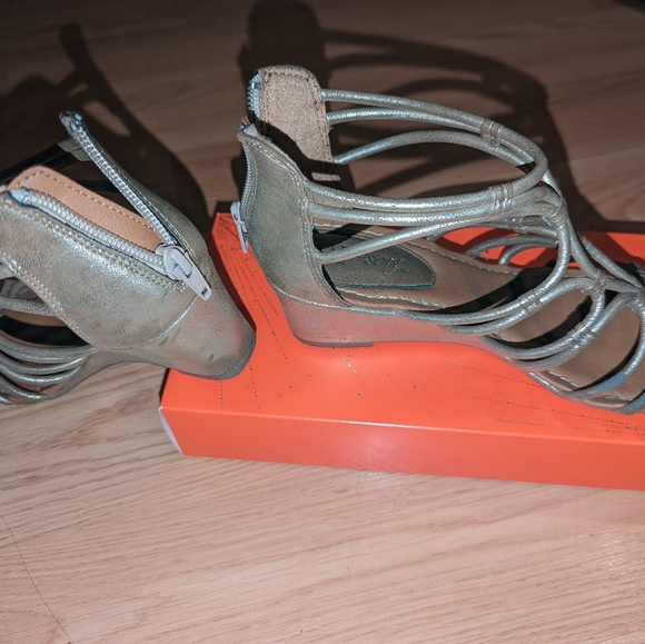 EuroSoft sandals in gold Sz 37 - Picture 2 of 5